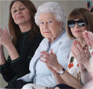 91岁英女王首次现身伦敦时装周秀场